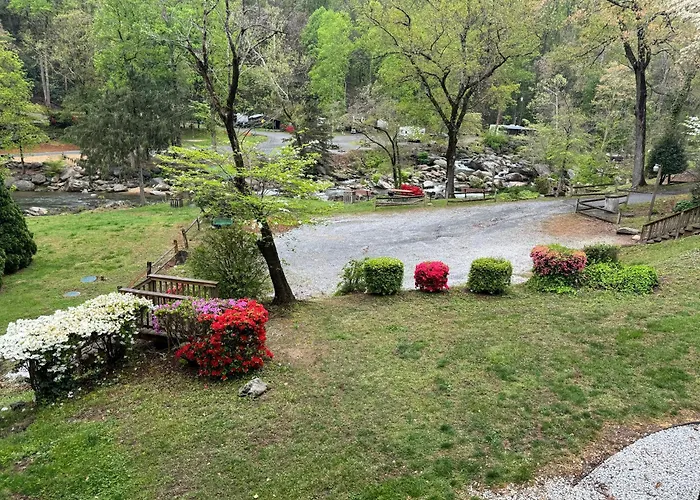 The Evening Shade River Lodge And Cabins